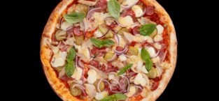<b>Пицца острая с колбасками и халапеньо — 525 ₽</b> <em>(560 г.)</em>